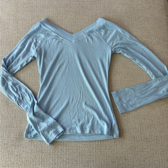 BDG Shannen Slinky V-Neck Long Sleeve T-Shirt in Blue - Picture 7 of 9